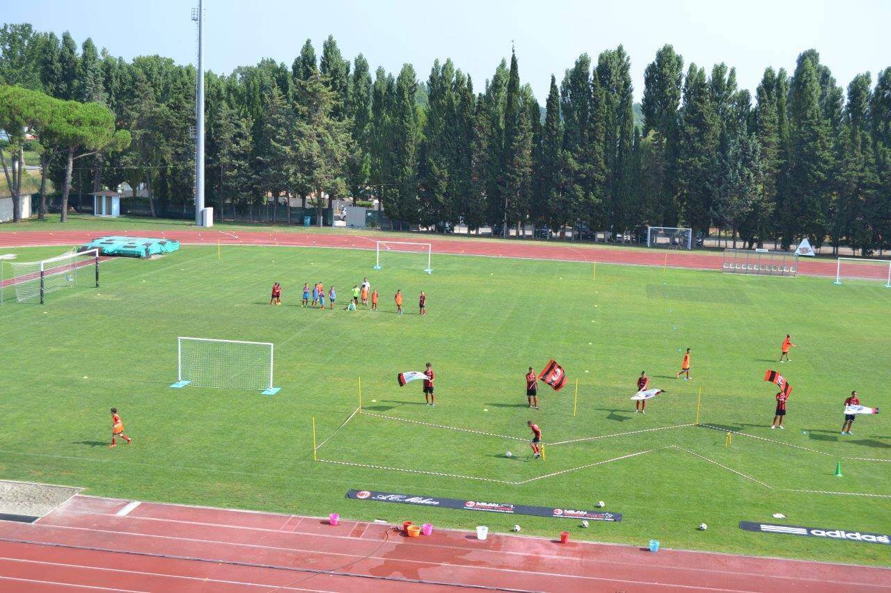 Jóvenes futbolistas entrenando en una de las sedes italianas