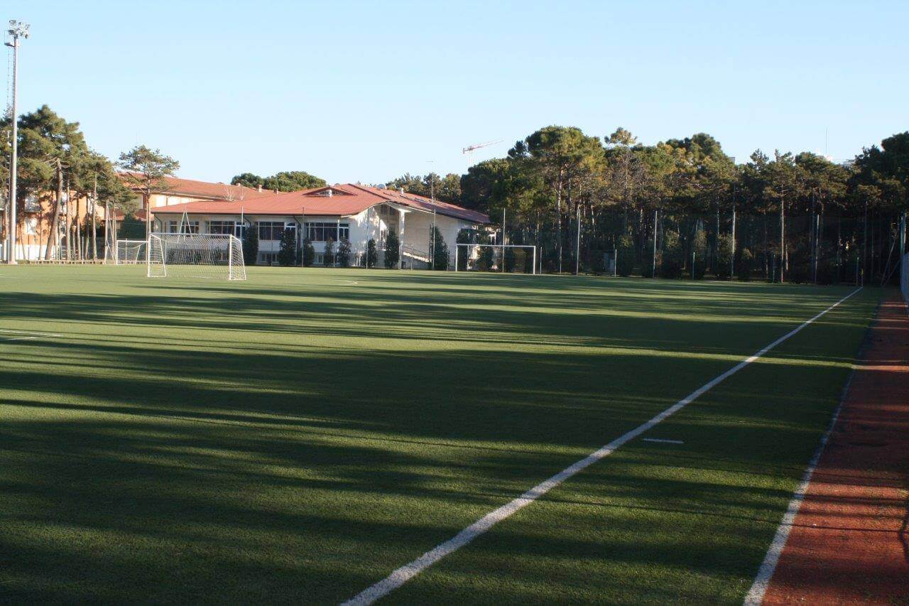 Grupo de participantes con el kit oficial del AC Milan Academy Camp